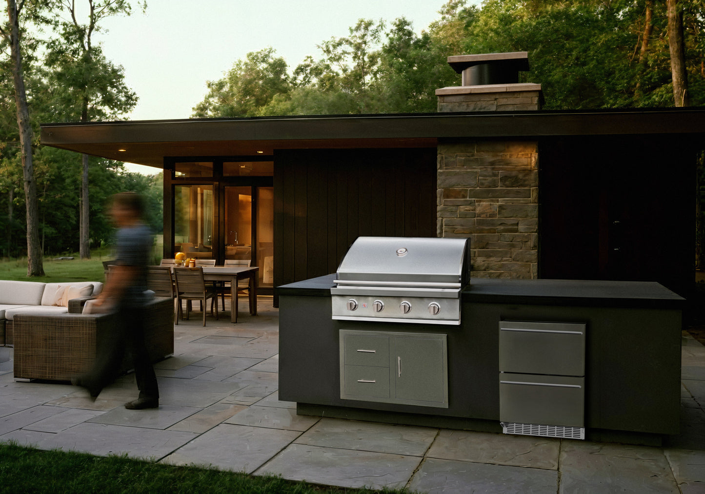 Summerset Sizzler 32-Inch 4-Burner Freestanding Gas Grill on Deluxe Cart